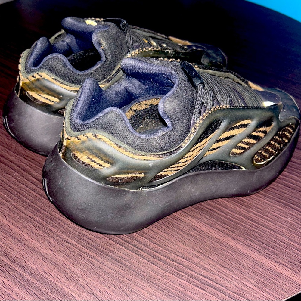 Yeezy 700 KIDS Size 4